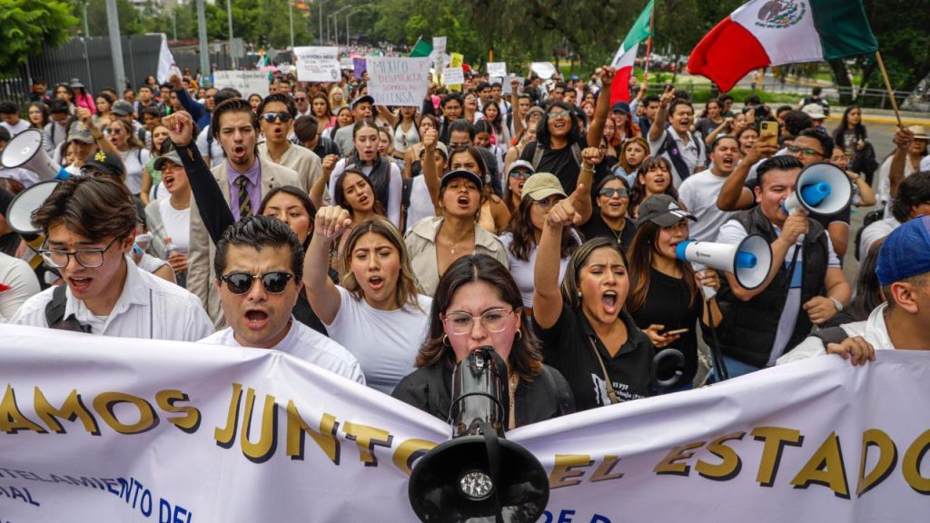 Derecho UNAM marcha a favor del Judicial y contra la reforma