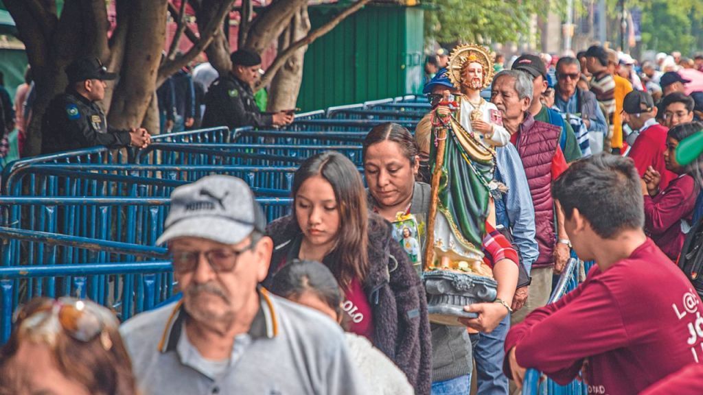 FESTIVOS. Los asistentes celebraron la oportunidad de estar cerca de la reliquia.