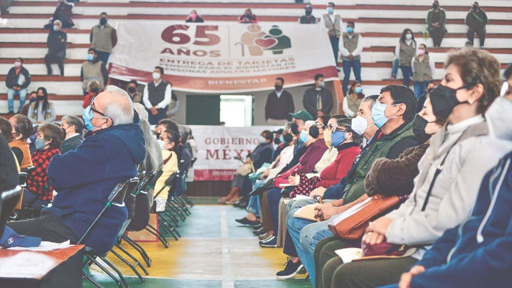 Evento. El 27 de enero de 2022, el gobernador de Veracruz, Cuitláhuac García Jiménez, entregó tarjetas de Pensión para el Bienestar de adultos mayores.