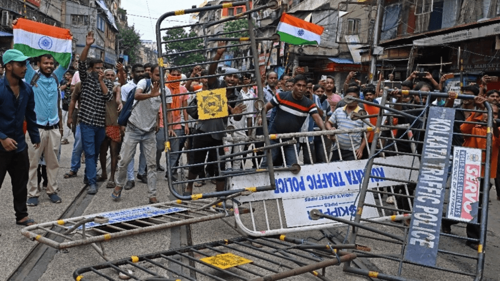 Protesta por violación y asesinato de médica en India desata enfrentamientos políticos