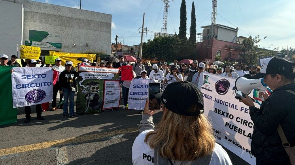 Foto: Especial/ Trabajadores del Poder Judicial de la Federación se presentaron en el acceso principal de la Cámara de Diputados