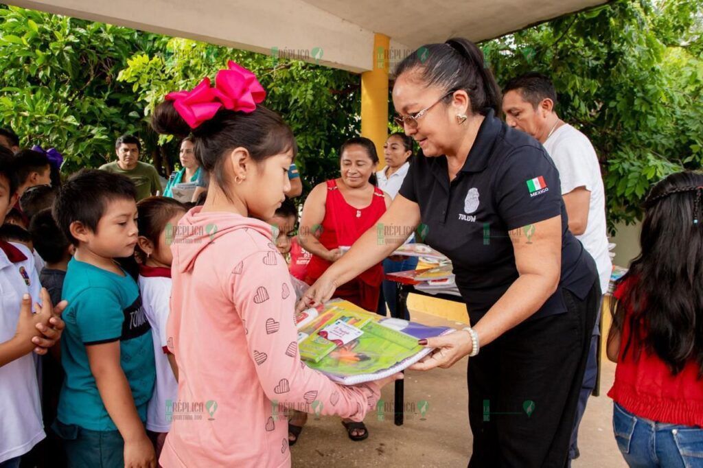 Diego Castañón promueve apoyos de útiles escolares para estudiantes de Tulum