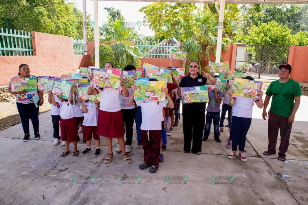 Diego Castañón promueve apoyos de útiles escolares para estudiantes de Tulum