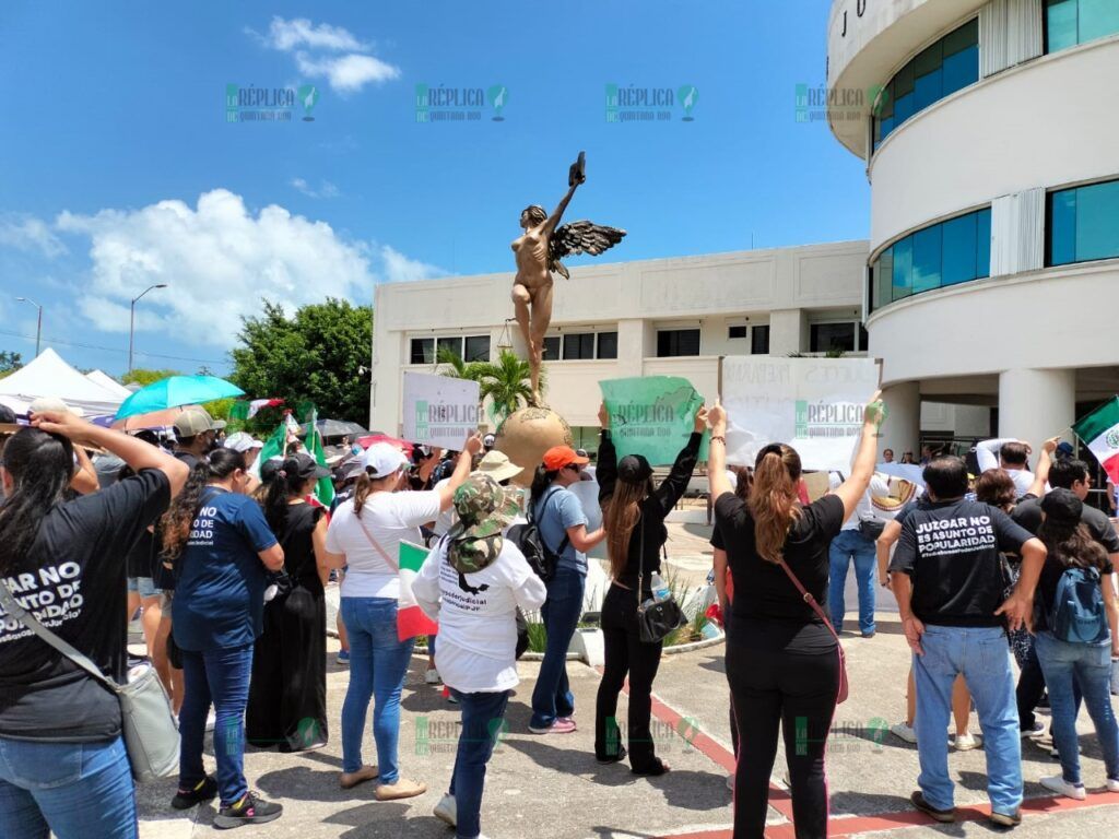 Protestan trabajadores y jueces en la sede del PJE, contra reforma judicial