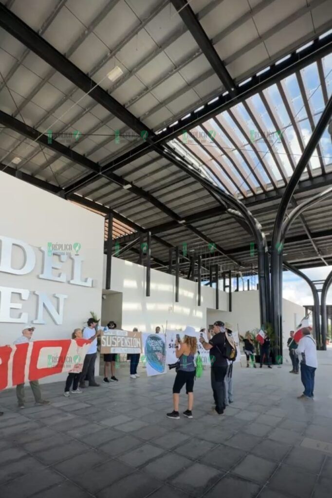 Ambientalistas se manifiestan en estación del Tren Maya de Playa del Carmen