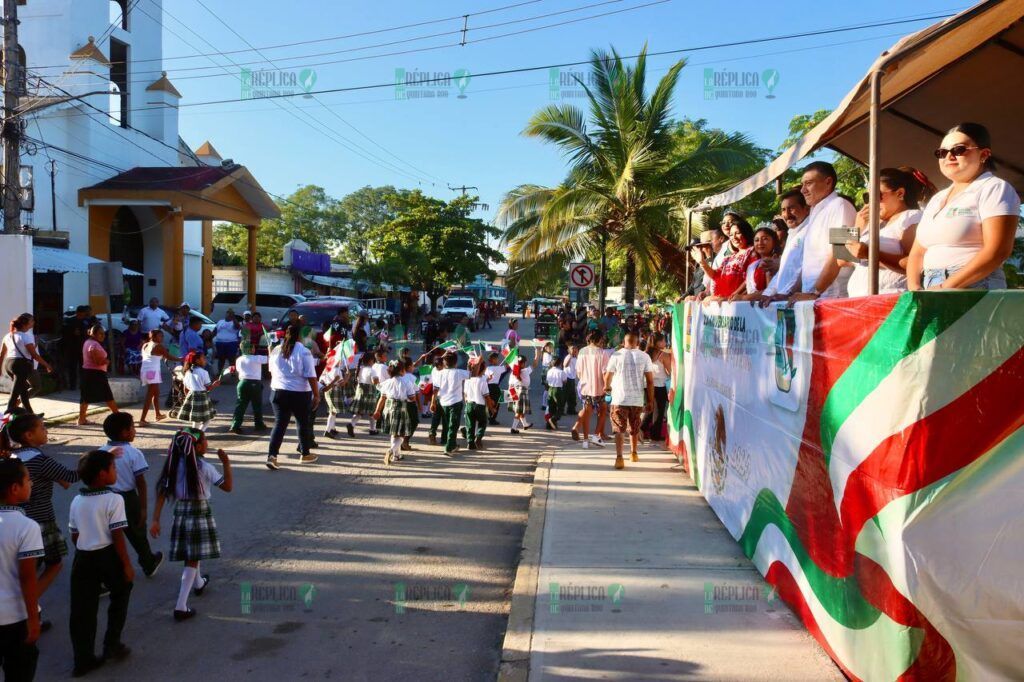 Desfilan en Puerto Morelos y Leona Vicario para conmemorar la independencia de México