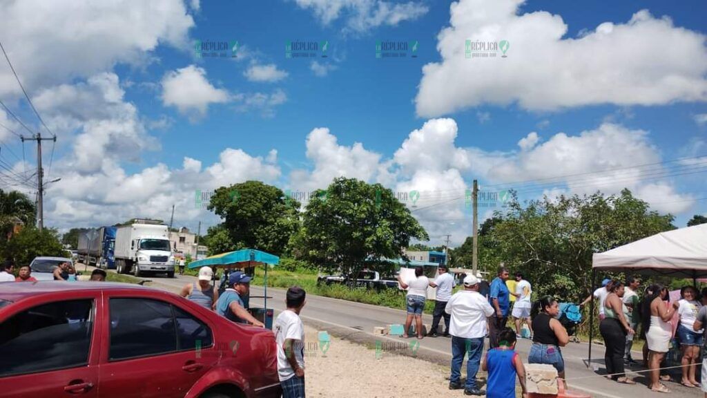 Bloquean carretera Cancún-Valladolid; exigen liberación de joven acusado de presunta violación