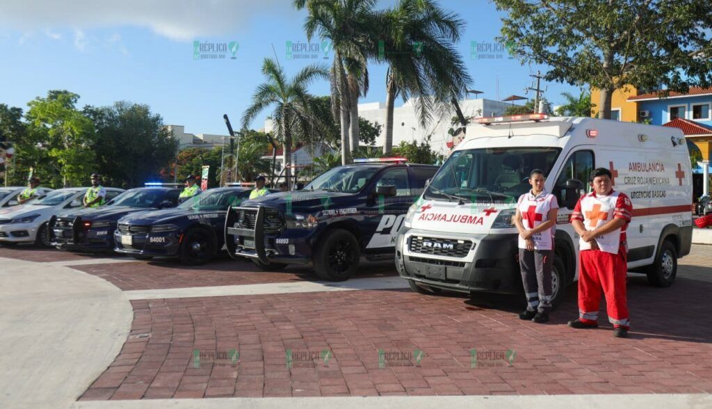 La presidenta Lili Campos, acompañada por autoridades municipales, conmemoraron en la explanada 