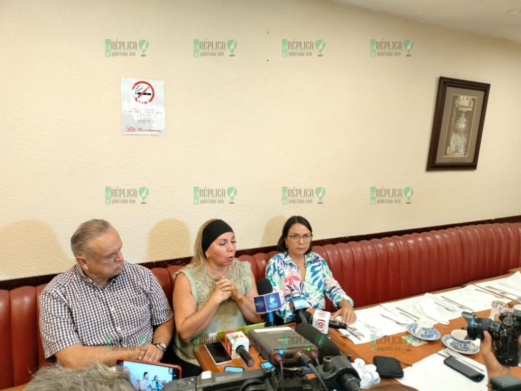 Vocera de Uber presenta denuncias ante FGE por amenazas y privación de la libertad

Cancún.- Por amenazas de muerte y privación de la libertad, Águeda Esperilla Soto, vocera de los conductores de Uber en la ciudad, procedió legalmente ante la Fiscalía General del Estado (FGE).

Informó, en compañía de sus abogados, que las denuncias son contra quien o quienes resulten responsables.
Indicó, además, que ya cuenta con medidas de protección.

Recordó que el jueves 19 de septiembre, fue retenida por elementos de la Guardia Nacional y por presuntos taxistas “piratas” en el aeropuerto de Cancún, cuando recogía a unos amigos, sin embargo, fue dejada en libertad minutos después, sin ninguna multa.

Esto, dijo, generó el enojo de los transportistas, quienes esperaban que fuera retenido su auto y que fuera sancionada, como ha pasado con otros operadores de Uber.

Señaló que en los videos que presentó como pruebas se irán identificando a las personas responsables.
Relató que ese mismo día, pero en la noche, apareció una manta con mensaje amenazantes hacia su persona, en la Supermanzana 64.

“Los quiero hacer responsables directos (a los transportistas “piratas”) de cualquier cosa que me pase a mi familia o a mi, así como a cualquier compañero”, expresó.

Sus abogados indicaron que una vez que apareció la narcomanta la noche del jueves, de inmediato solicitaron a la Fiscalía las imágenes de las cámaras de los alrededores para ubicar a la persona que la colocó.

La vocera de los operadores de Uber mencionó que no es la única amenaza que ha recibido, ya que también a recibido mensajes en sus redes sociales.

Por esta razón están exigiendo a la Fiscalía una investigación inmediata y exhaustiva.

“Lo que sí es un hecho es la protección que tiene esta gente por parte de la autoridad, esta gente no podría hacer eso si no estuviera protegida y se supone que la Guardia Nacional está dentro del aeropuerto justo para poner orden, cosa que no está pasando”, lamentó.

Recalcó que lo que está pasando el aeropuerto de Cancún es muy grave.

“No sé que tenga que pasar para que la autoridad tenga que poner orden”, concluyó.