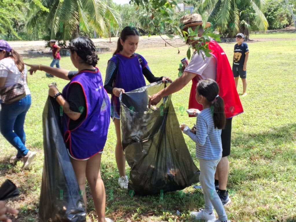 El IBANQROO, Fundación ADO y la Comunidad de Raudales, se suman al Día Internacional de Limpieza de Playas en el Santuario del Manatí