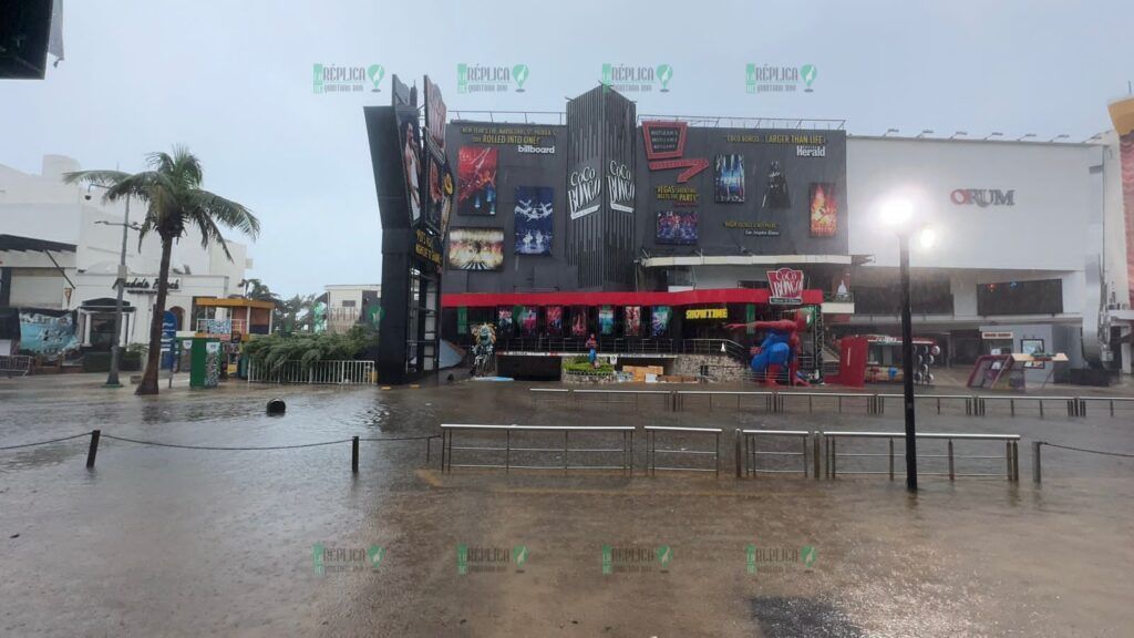 "Sufre" Zona Hotelera de Cancún severas inundaciones por huracán "Helene"