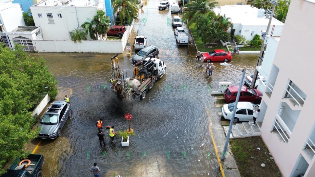 Supervisa Mara Lezama el desahogo de calles y entrega apoyos a pescadores, tras el paso de “Helene”