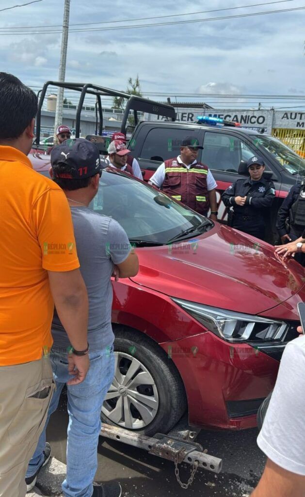 Retención de vehículos de Uber desata conflicto con taxistas en Cancún