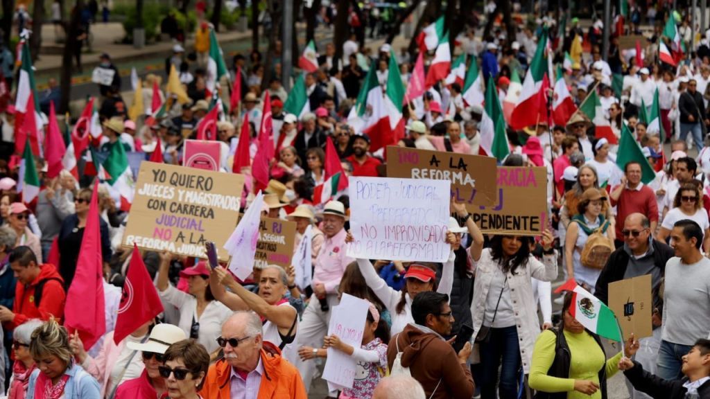 Marea Rosa y universitarios contra la "tiranía de las mayorías" y el "nuevo Maximato"