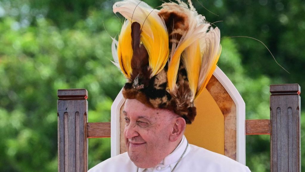 ALEGRÍA. Francisco fue recibido como invitado de honor por miembros de la tribu, que interpretaron un baile tradicional vestidos con tocados de plumas.