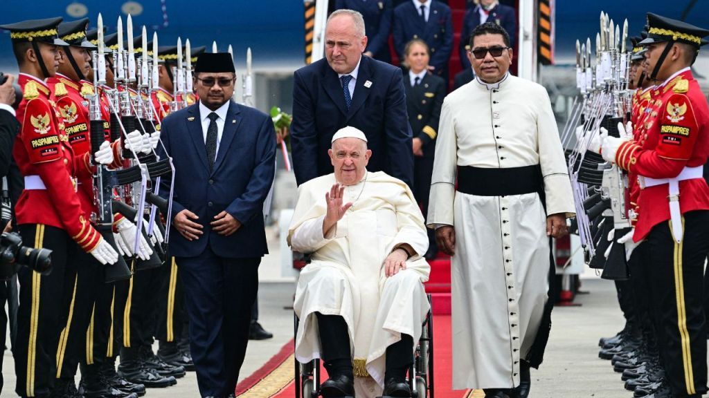 COMPROMISO. A pesar de sus 87 años, el Papa llegó al país asiático tras un largo vuelo, para comenzar una gira por Asia y Oceanía y enfrentando un desafío físico.