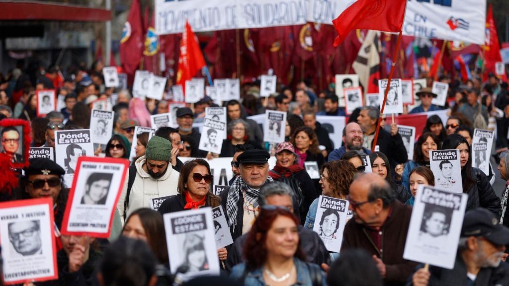 CAOS. La marcha en recuerdo de víctimas de Augusto Pinochet terminó con 23 detenidos tras enfrentamientos con la policía.