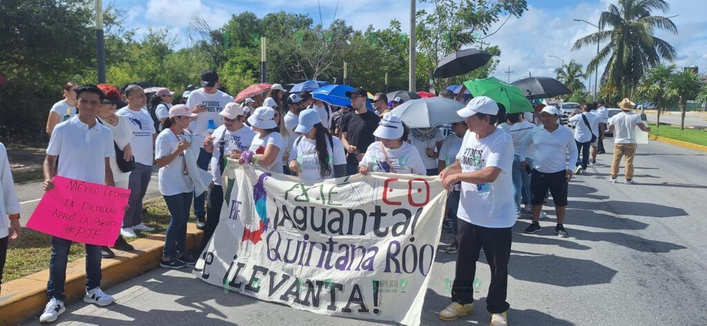 Se manifiestan trabajadores de Poder Judicial en la zona hotelera de Cancún