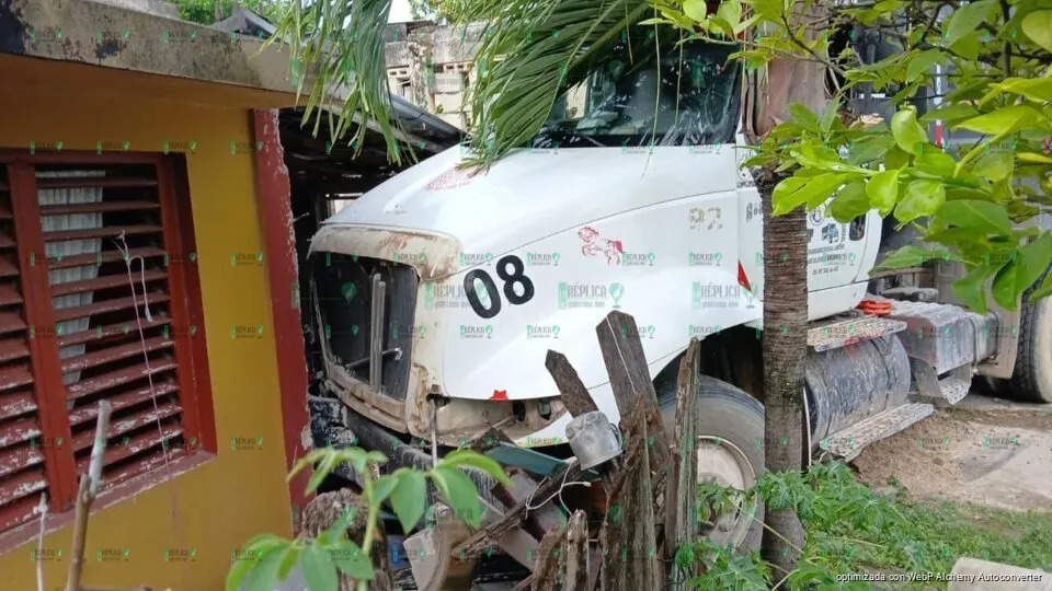 Conductor de volquete sufre convulsión y provoca múltiples choques en Chetumal