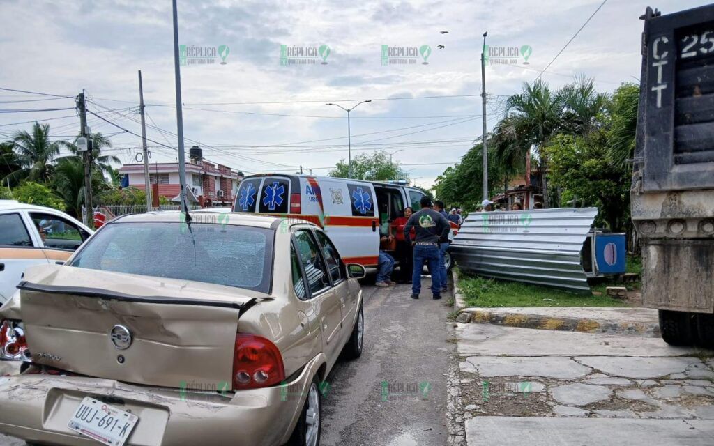 Conductor de volquete sufre convulsión y provoca múltiples choques en Chetumal