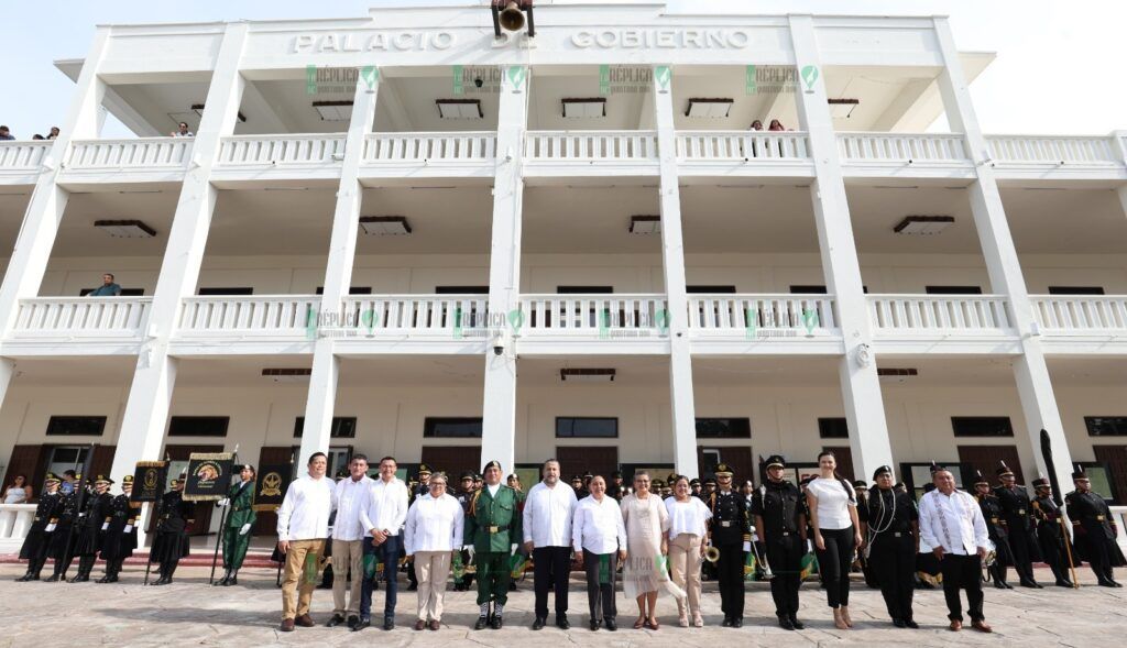 Ondea la bandera de Quintana Roo para conmemorar el 50 aniversario de la creación como Estado Libre y Soberano