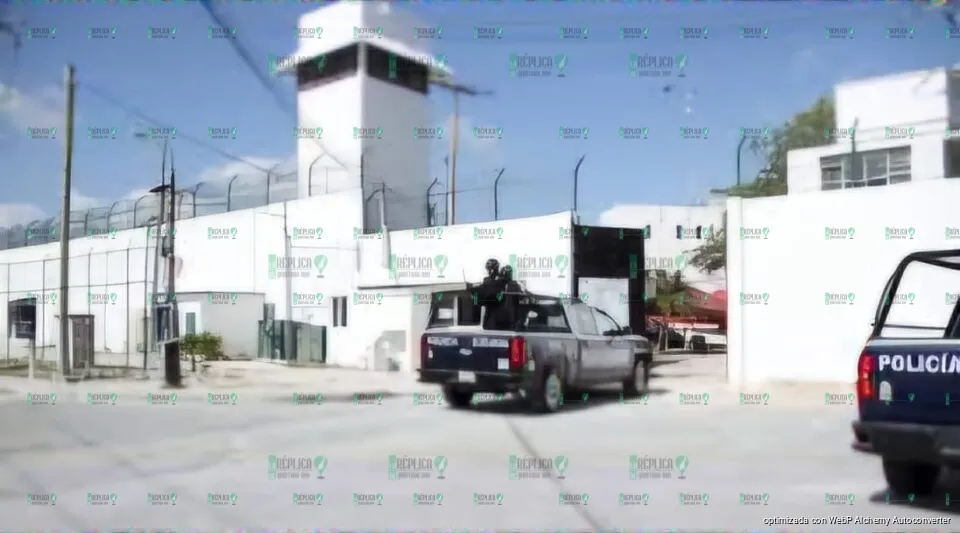 Trasladan a 79 reos de la cárcel de Cancún a diversos penales del país