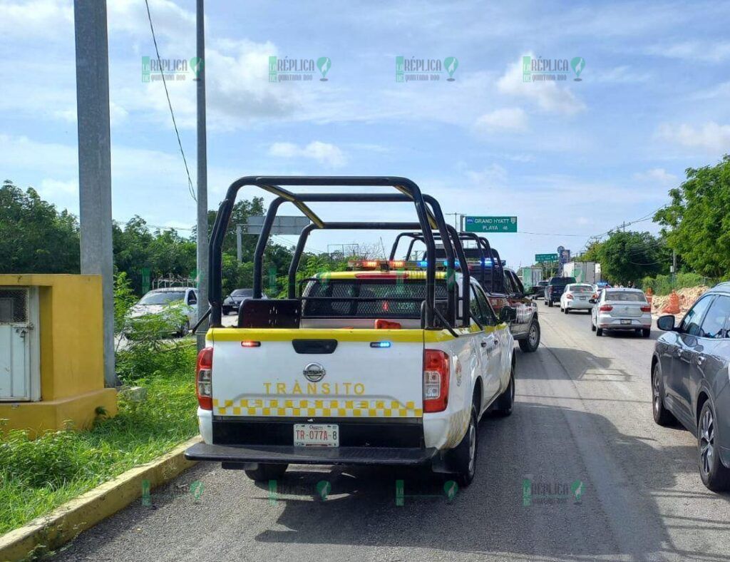 Aparatosa volcadura genera intenso tráfico vehicular cerca del aeropuerto de Cancún