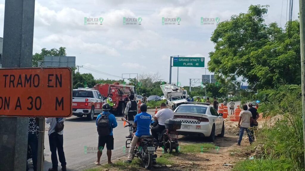 Aparatosa volcadura genera intenso tráfico vehicular cerca del aeropuerto de Cancún