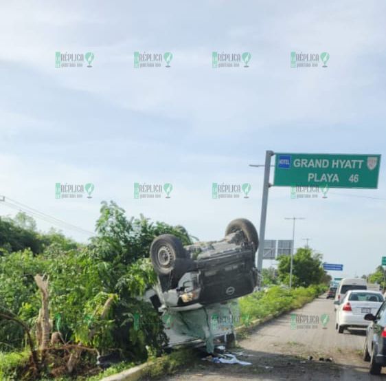 Aparatosa volcadura genera intenso tráfico vehicular cerca del aeropuerto de Cancún