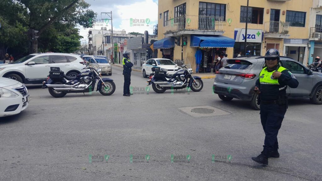 Padres de familia bloquean avenida de Playa del Carmen; exigen maestro en primaria