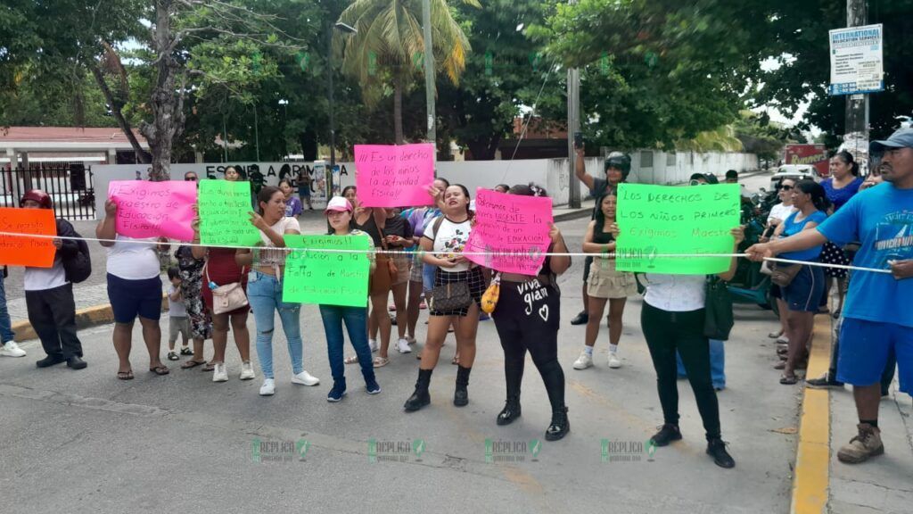 Padres de familia bloquean avenida de Playa del Carmen; exigen maestro en primaria