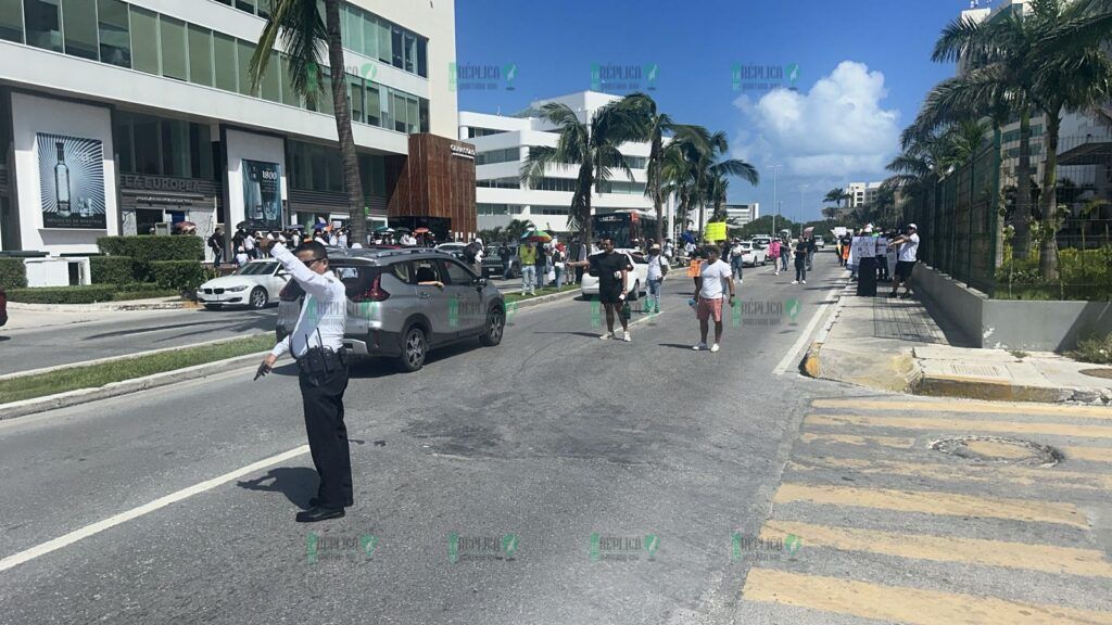 Bloquean trabajadores del Poder Judicial el bulevar Kukulcán de Cancún