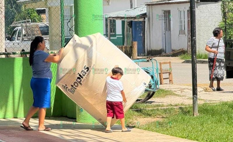 Reciben 57 familias de Puerto Morelos y Leona Vicario tinacos gestionados ante Mariana Trinitaria