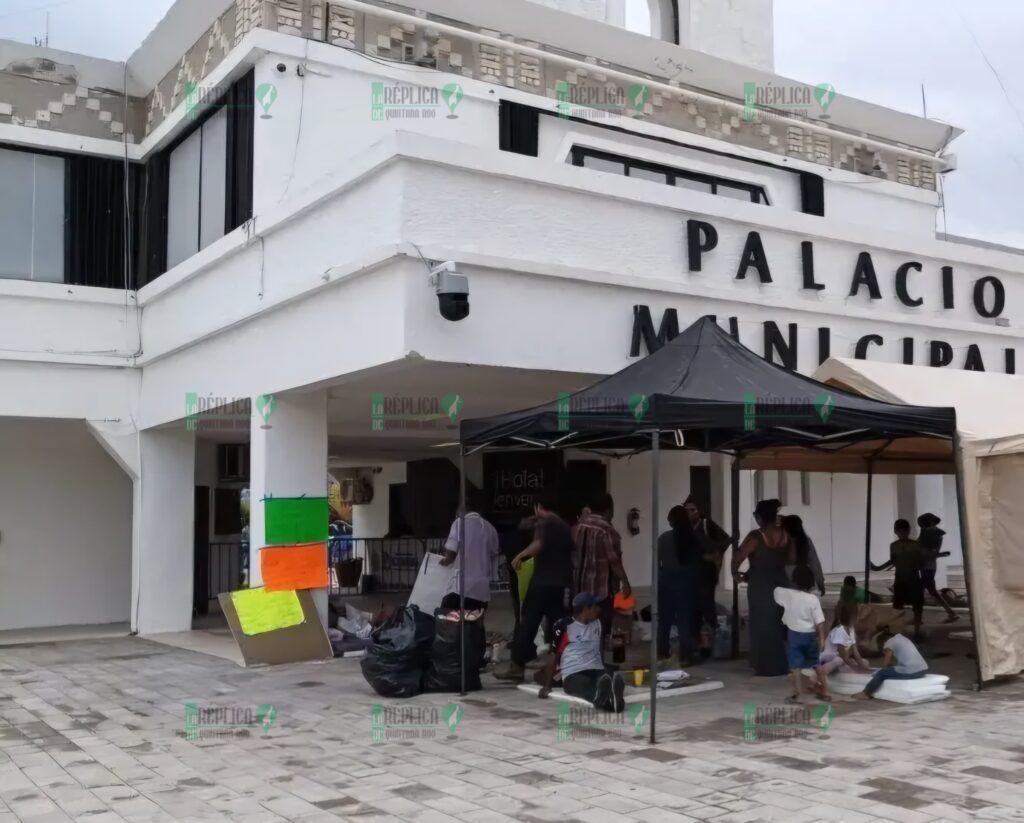 Familias desalojadas en Playa del Carmen liberan la plaza 28 de Julio