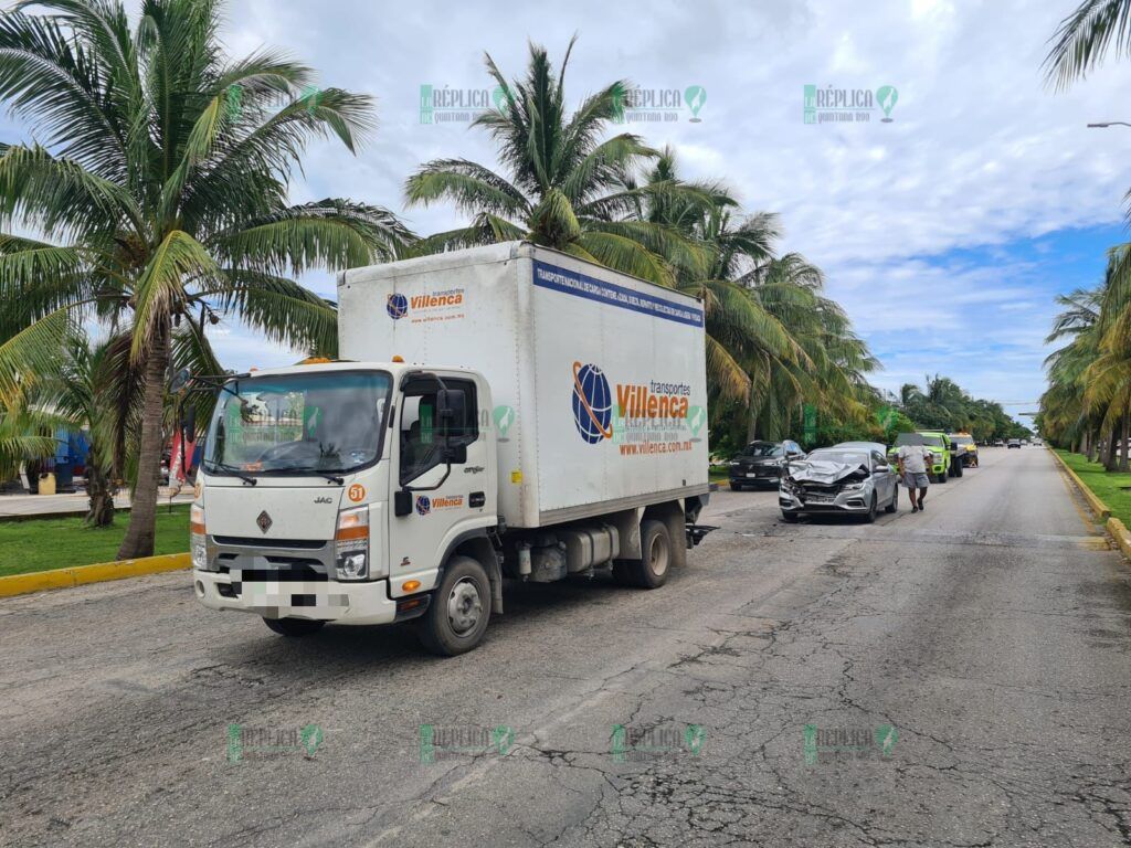 Chocan por alcance auto y camión de carga en la avenida Andrés Quintana Roo de Cancún