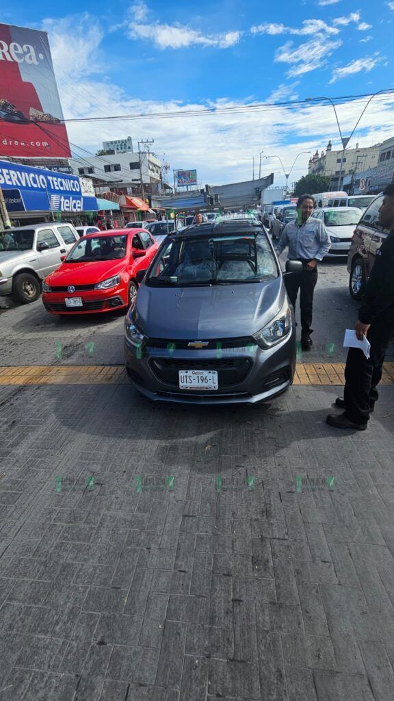 Provoca caos vial choque entre dos automóviles en la avenida López Portillo de Cancún