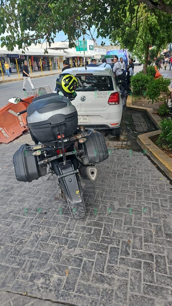 Provoca caos vial choque entre dos automóviles en la avenida López Portillo de Cancún