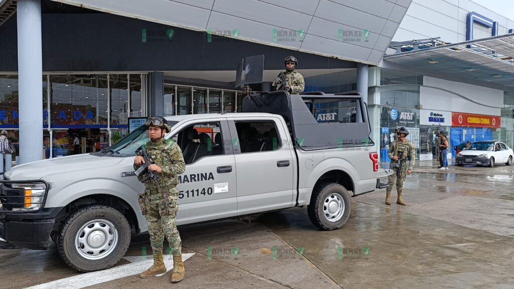 Detienen a pistoleros atrincherados en supermercado de Cancún, tras herir a dos menores