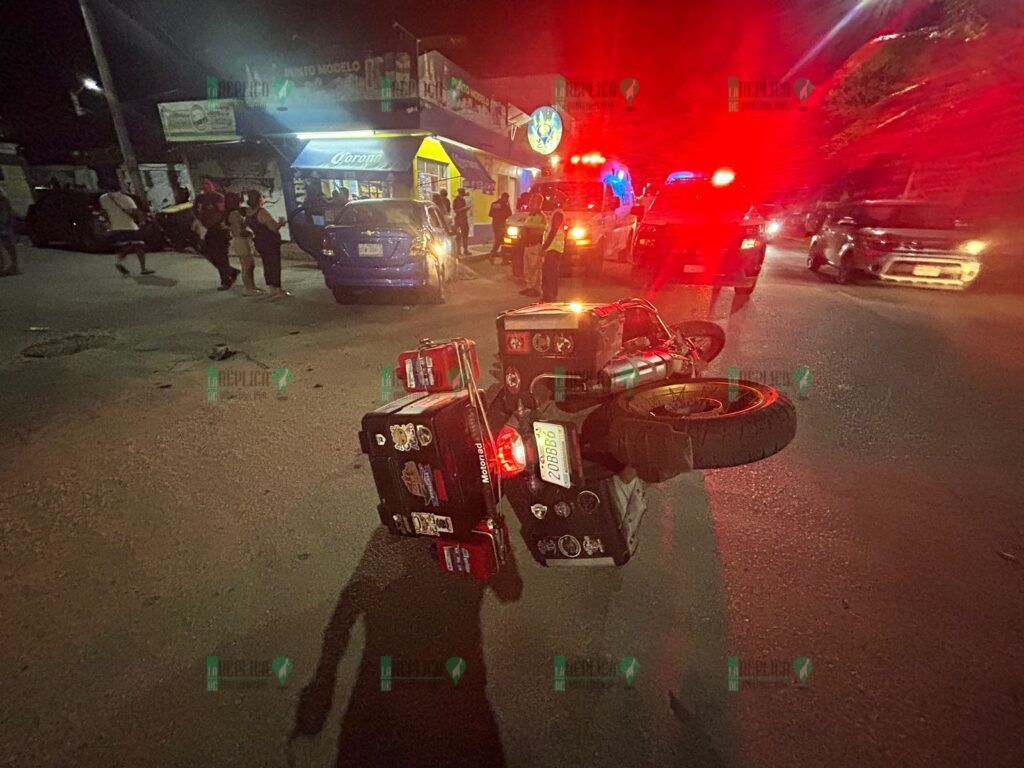 Deja dos lesionados choque entre una moto y un automóvil en Chetumal