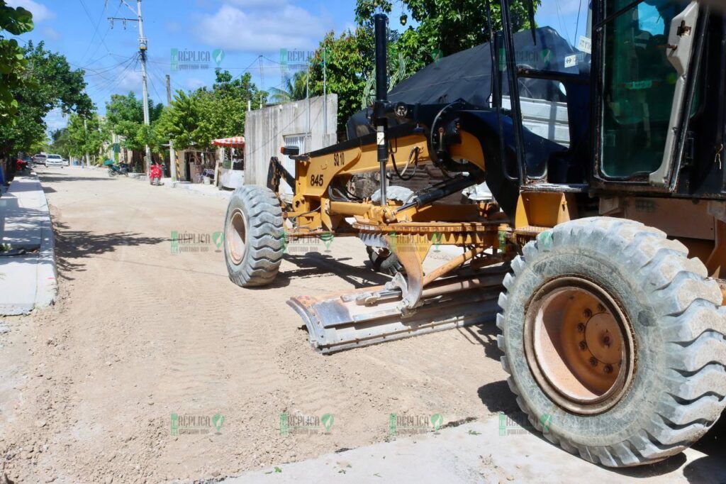 Avanza en Puerto Morelos la construcción y pavimentación de calles en La Fe