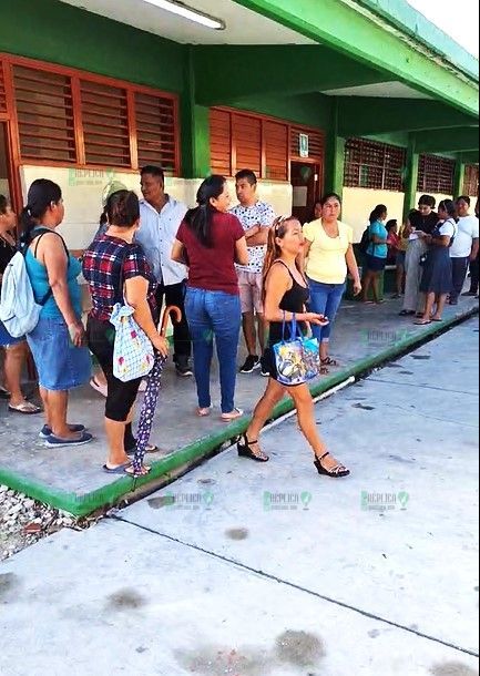 Acusan a directivos de secundaria en Cancún de mal uso de aportaciones de padres de familia