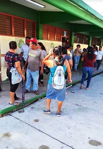 Acusan a directivos de secundaria en Cancún de mal uso de aportaciones de padres de familia