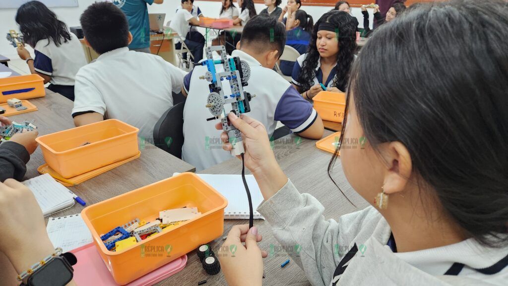 Imparten taller de robótica para niñas y mujeres jóvenes en Puerto Morelos