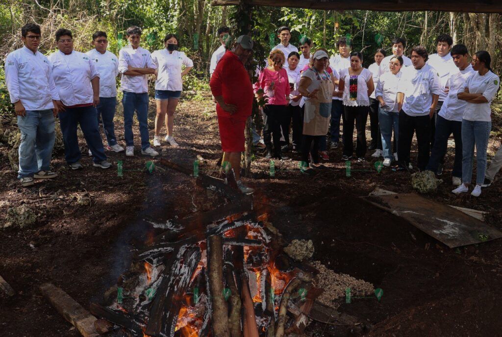 Participa Blanca Merari con estudiantes de la UT en un taller sobre la elaboración del tradicional mucbipollo