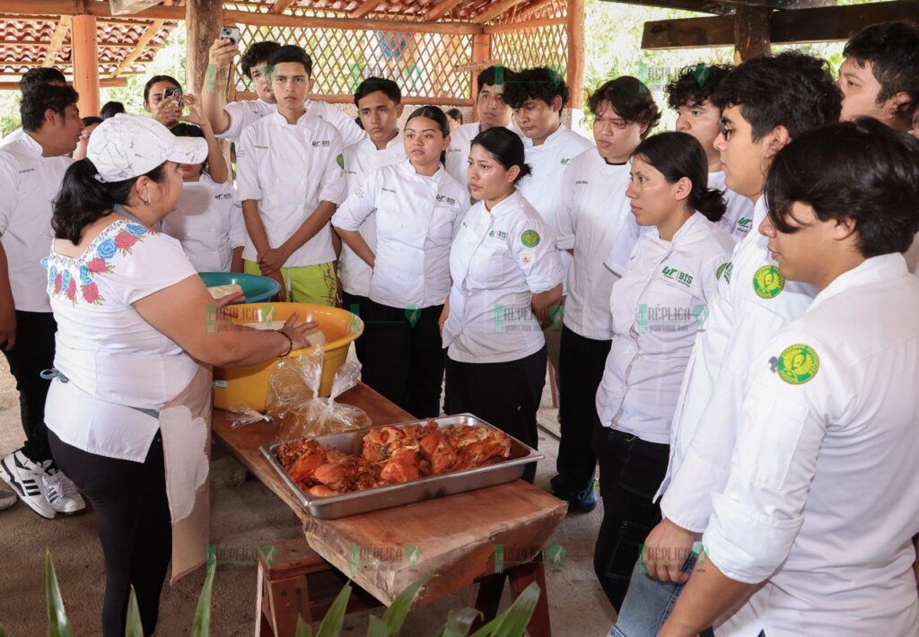 Participa Blanca Merari con estudiantes de la UT en un taller sobre la elaboración del tradicional mucbipollo
