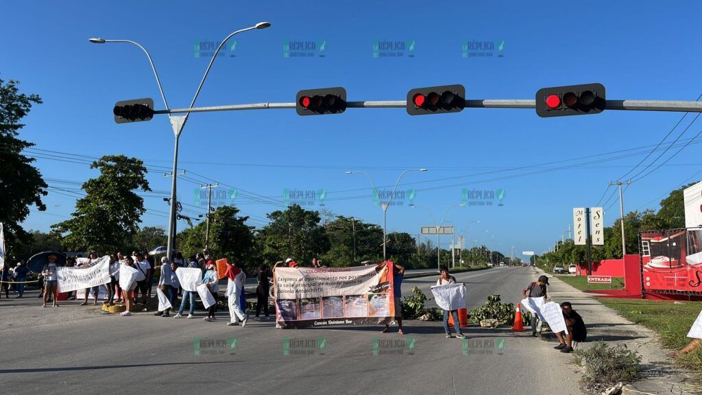 Pobladores bloquean avenida José López Portillo de Cancún en demanda de servicios básicos