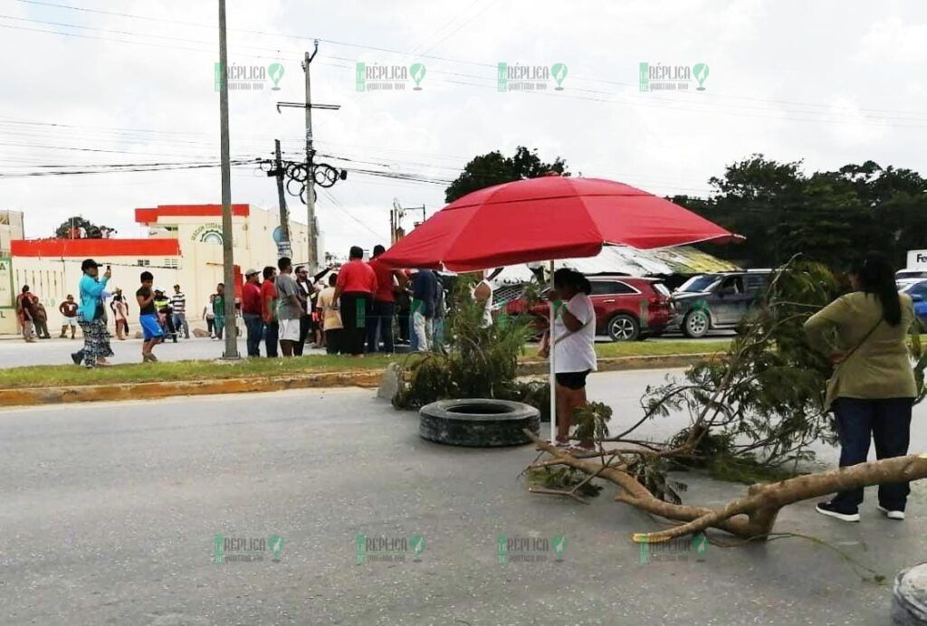 Nuevo bloqueo en Cancún; habitantes de Santa Cecilia exigen reparación de vialidades