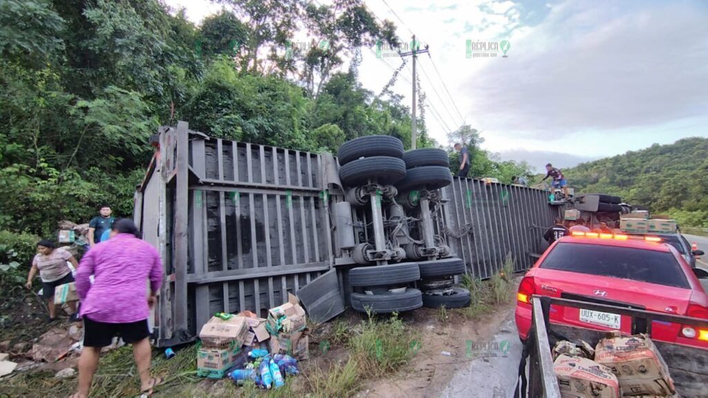 Vuelca tráiler y rapiñan cargamento de mercancías de limpieza en José María Morelos