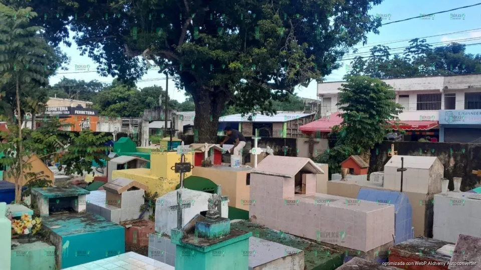 Los panteones de Puerto Morelos y Leona Vicario, prácticamente listos para los días de muertos