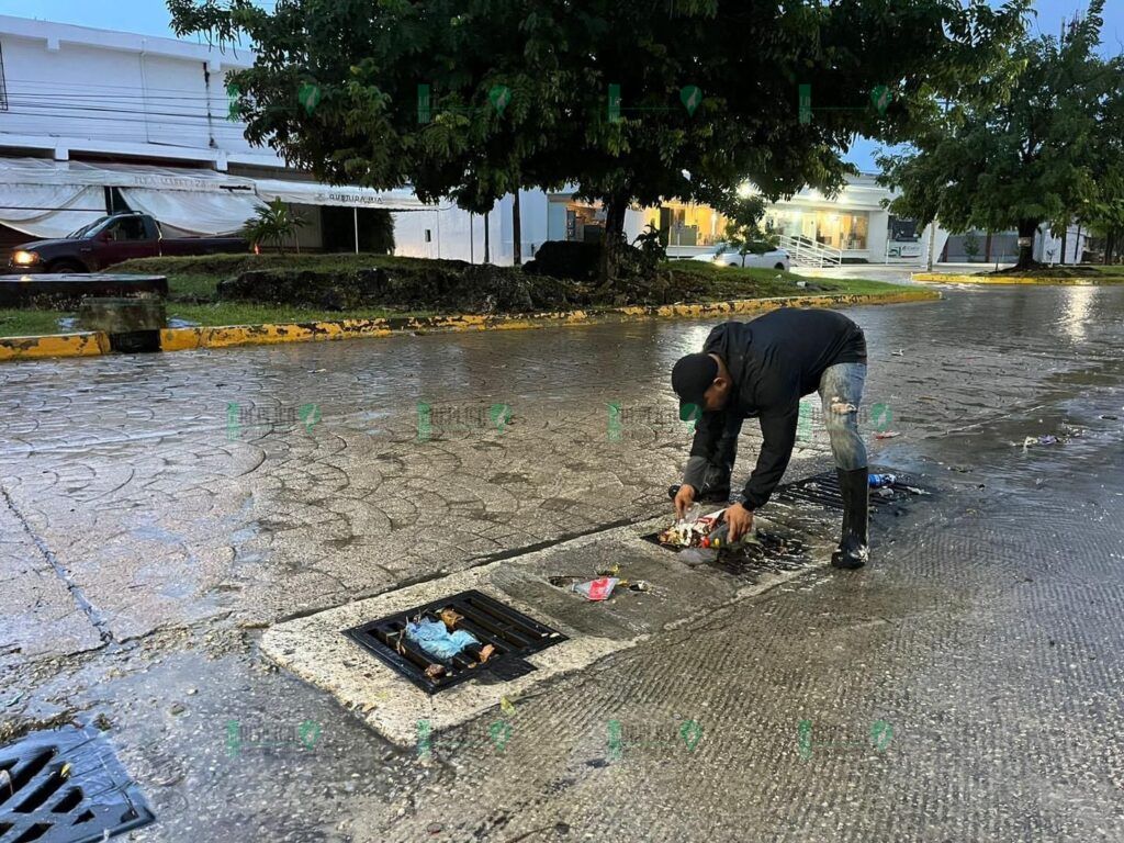 Lluvias matutinas inundan las calles de Cancún